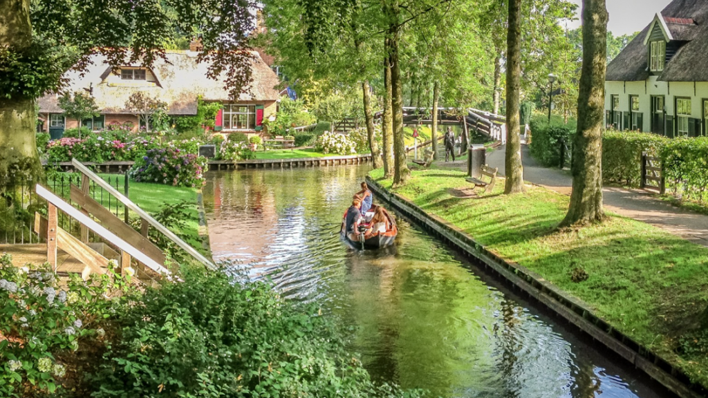 Giethoorn, nejromantičtější místo na světě, které skoro nikdo nezná Giethoorn, nejromantičtější místo na světě, které skoro nikdo nezná