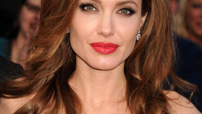 Manýry celebrit: Angelina koupila ostrov, Claudia Schiffer zase dům jen pro své šaty