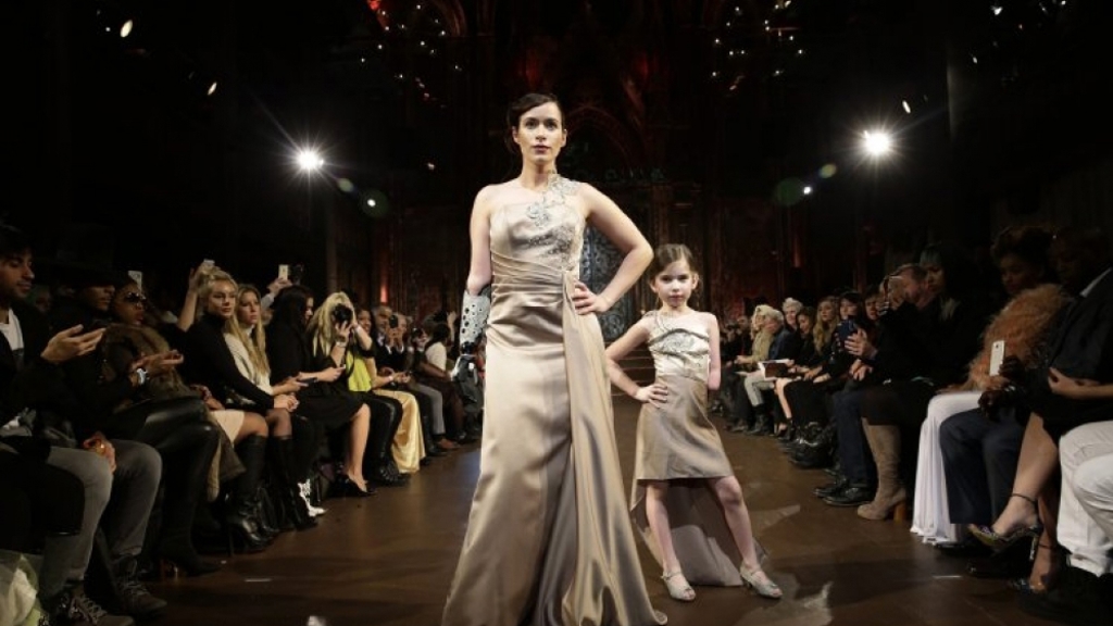 Modelka s bionickým předloktím oslnila na newyorském fashion weeku. I se svou mladší verzí