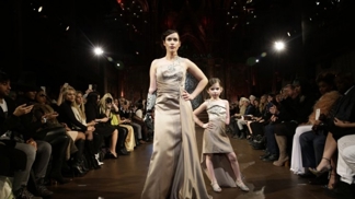 Modelka s bionickým předloktím oslnila na newyorském fashion weeku. I se svou mladší verzí