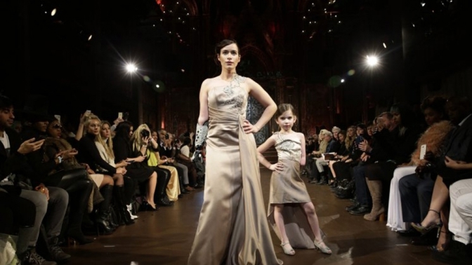 Modelka s bionickým předloktím oslnila na newyorském fashion weeku. I se svou mladší verzí Modelka s bionickým předloktím oslnila na newyorském fashion weeku. I se svou mladší verzí