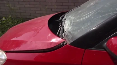 FOTO: Poté, co matka šikanu nahlásila, jí neznámý pachatel zdemoloval auto před domem.