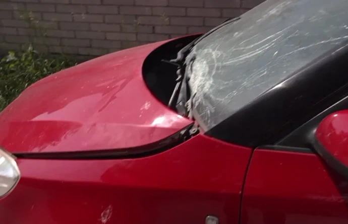 Poté, co matka šikanu nahlásila, jí neznámý pachatel zdemoloval auto před domem.