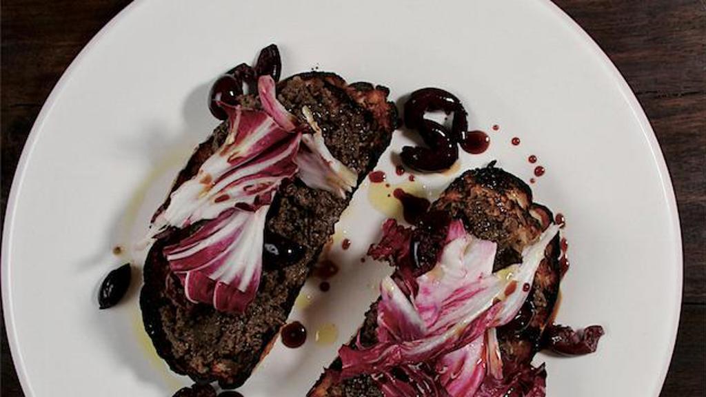Crostini s kuřecími játry a čekankou radicchio Crostini s kuřecími játry a čekankou radicchio