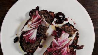 Crostini s kuřecími játry a čekankou radicchio
