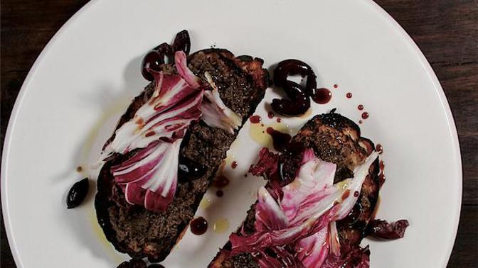 Crostini s kuřecími játry a čekankou radicchio