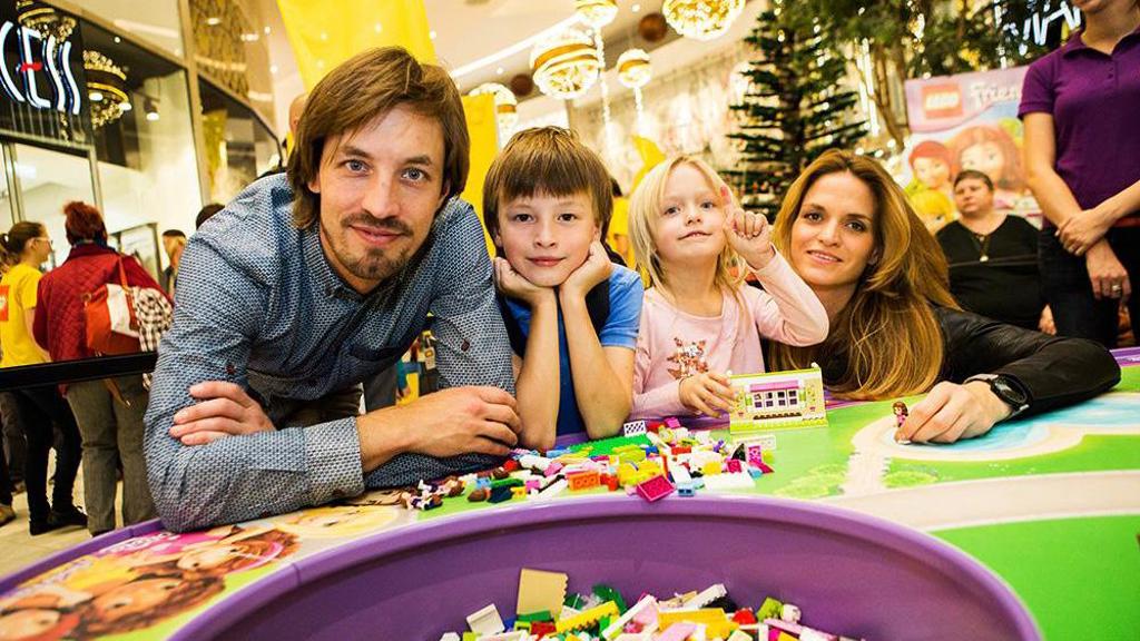 V Praze se rozzářil největší LEGO® vánoční strom. Zkrášlilo ho neuvěřitelných 528 LEGO® ozdob. V Praze se rozzářil největší LEGO® vánoční strom. Zkrášlilo ho neuvěřitelných 528 LEGO® ozdob.