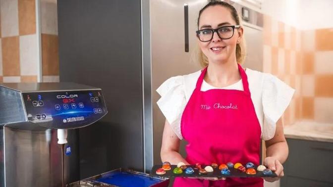 Podívejte se do světa ručně vyráběných pralinek, které nejsou jen sladkostí, ale poctivým řemeslným dílem. Každý kousek vzniká s citem, péčí a důrazem na detail – od výběru surovin až po finální balení.
