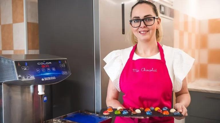 Podívejte se do světa ručně vyráběných pralinek, které nejsou jen sladkostí, ale poctivým řemeslným dílem. Každý kousek vzniká s citem, péčí a důrazem na detail – od výběru surovin až po finální balení.