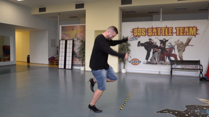 VIDEO: Když muži zkoušejí boty na podpatcích