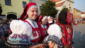 Krása krojů na oslavě dožínek
Krása krojů na oslavě dožínek
