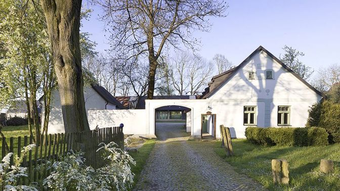 Proměnit zanedbané stavení v místo, kde bude rodina trávit volný čas i se zbytkem příbuzných a s jejich přáteli. Tak znělo zadání pro architekty ze studia a1architects, které splnili na jedničku.
