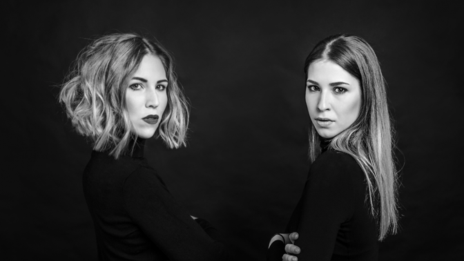 Češky by měly přestat nosit umělé řasy a trvalý make-up, radí umělecké duo