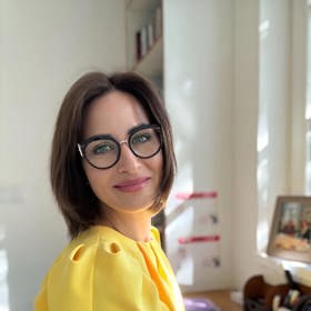 Alex Mynářová si nadělila brýle.
