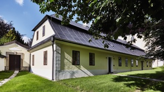 Od roku 2011 stojí Marie Kinsky nejen za materiální, ale také v jistém smyslu za duchovní rekonstrukcí zámku. Tady se ve stínu stoletých kaštanů nachází Zahradníkův domek. Jméno nedostal jen tak pro nic za nic, skutečně tu kdysi žil zahradník, který pečoval o zámeckou zeleň. Dnes uvnitř najdete čtyři barevně odlišené pokoje, v nichž se potkává kombinace českého baroka a moderních prvků.
