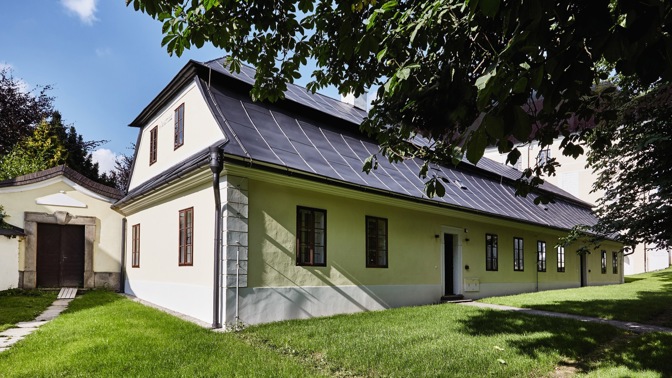 Od roku 2011 stojí Marie Kinsky nejen za materiální, ale také v jistém smyslu za duchovní rekonstrukcí zámku. Tady se ve stínu stoletých kaštanů nachází Zahradníkův domek. Jméno nedostal jen tak pro nic za nic, skutečně tu kdysi žil zahradník, který pečoval o zámeckou zeleň. Dnes uvnitř najdete čtyři barevně odlišené pokoje, v nichž se potkává kombinace českého baroka a moderních prvků.
Od roku 2011 stojí Marie Kinsky nejen za materiální, ale také v jistém smyslu za duchovní rekonstrukcí zámku. Tady se ve stínu stoletých kaštanů nachází Zahradníkův domek. Jméno nedostal jen tak pro nic za nic, skutečně tu kdysi žil zahradník, který pečoval o zámeckou zeleň. Dnes uvnitř najdete čtyři barevně odlišené pokoje, v nichž se potkává kombinace českého baroka a moderních prvků.