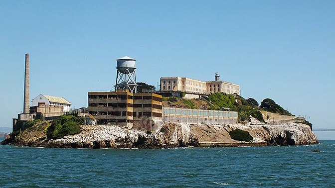 Věznice Alcatraz: Trest si zde odseděli světoznámí gangsteři, v díře strašil muž se zářícíma očima