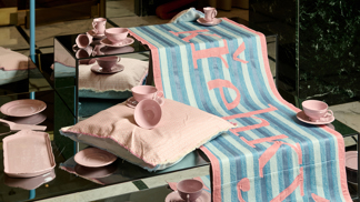 Výstava růžového porcelánu v Praze
