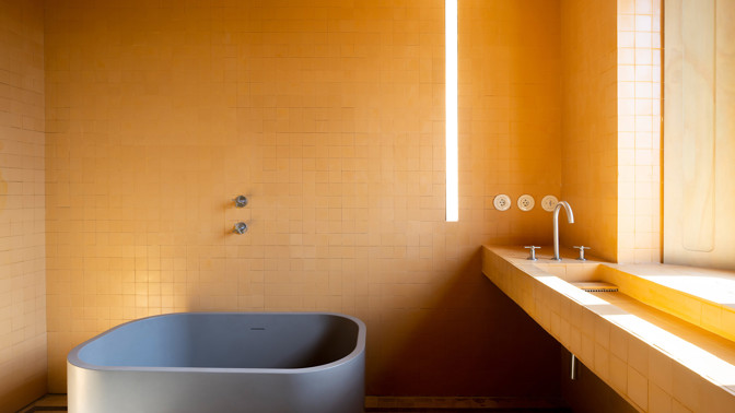 Původní mozaikové podlahy, moderní umění a důmyslná architektura. Podívejte se, jak se 300 metrů čtverečních historie stalo unikátním bydlením. Renovace bytu v Granadě přinesla nejen návrat k historickým kořenům, ale i zcela nový způsob, jak prezentovat současné umění.
Původní mozaikové podlahy, moderní umění a důmyslná architektura. Podívejte se, jak se 300 metrů čtverečních historie stalo unikátním bydlením. Renovace bytu v Granadě přinesla nejen návrat k historickým kořenům, ale i zcela nový způsob, jak prezentovat současné umění.