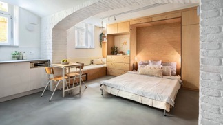 Na to, že jde o studio pro práci a příležitostné přespání, vypadá interiér suterénu s okny směrem do dvora opravdu velmi přívětivě. Architektkám z Anny architects, které se ujaly přestavby, ale projekt přinesl i pár bezesných nocí.
