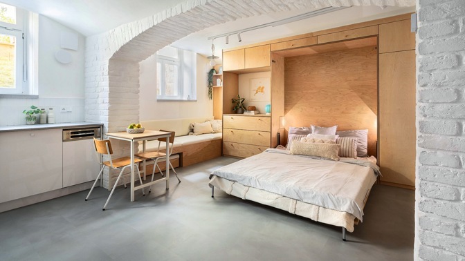 Na to, že jde o studio pro práci a příležitostné přespání, vypadá interiér suterénu s okny směrem do dvora opravdu velmi přívětivě. Architektkám z Anny architects, které se ujaly přestavby, ale projekt přinesl i pár bezesných nocí.
