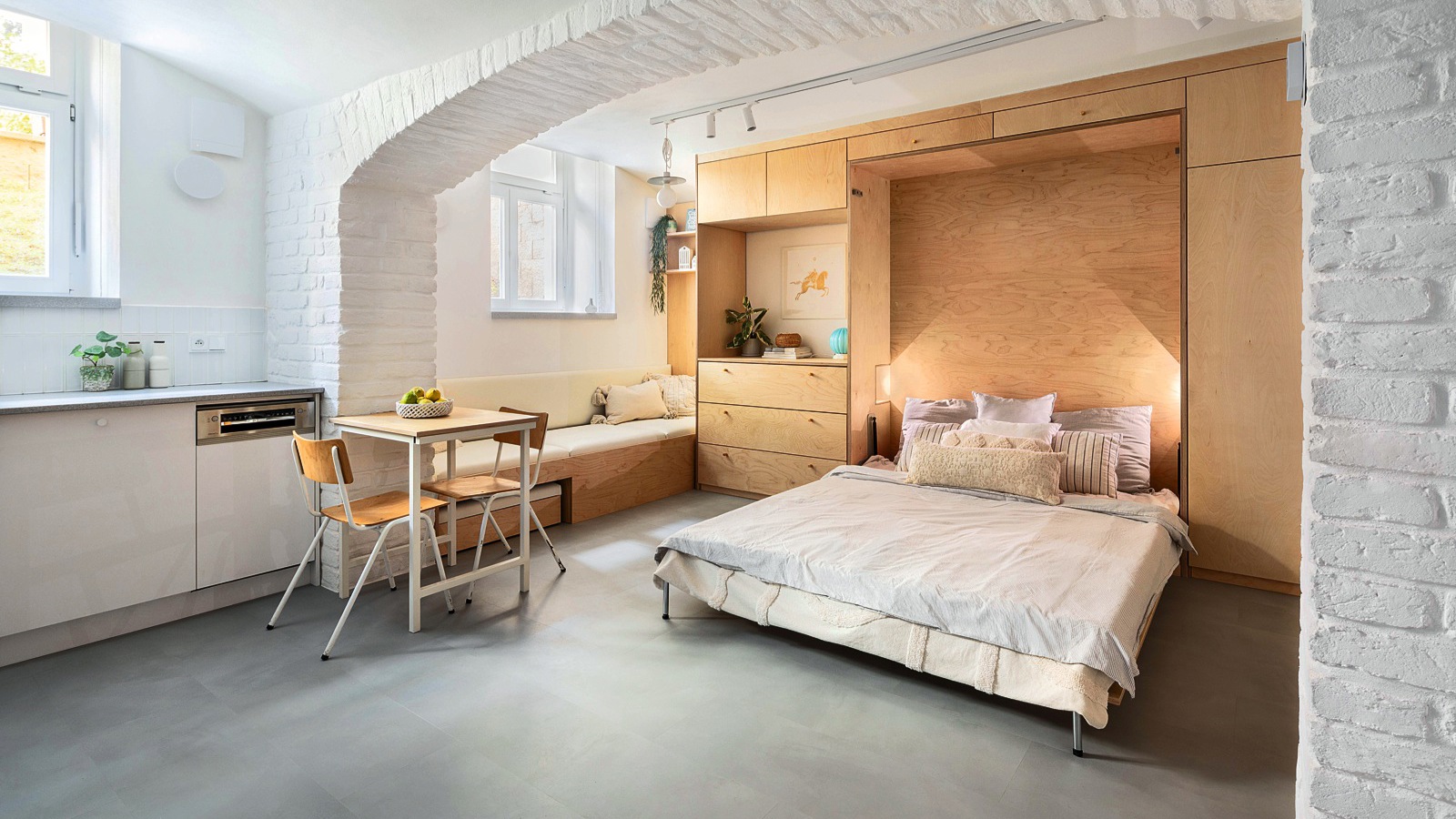 Na to, že jde o studio pro práci a příležitostné přespání, vypadá interiér suterénu s okny směrem do dvora opravdu velmi přívětivě. Architektkám z Anny architects, které se ujaly přestavby, ale projekt přinesl i pár bezesných nocí.