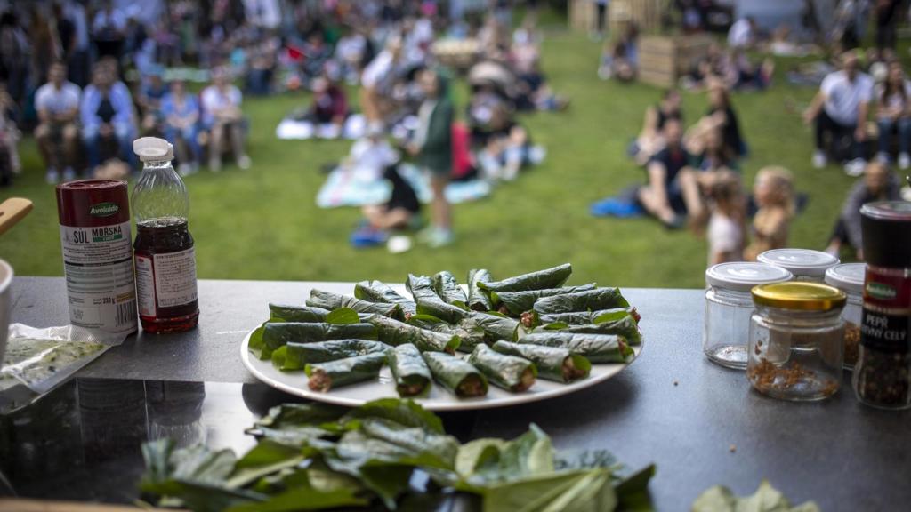 Apetit piknik je za dveřmi.
Apetit piknik je za dveřmi.