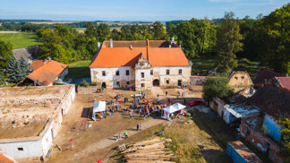 Historická perla v jižních Čechách konečně zase ožije. Zámek Bzí ze 14. století, který dlouhá léta chátral, se konečně dočká rozsáhlé renovace.
