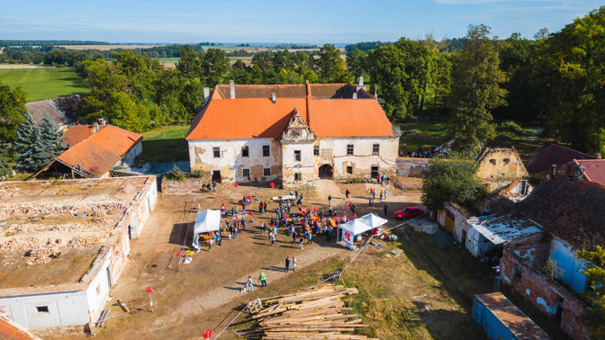 Historická perla v jižních Čechách konečně zase ožije. Zámek Bzí ze 14. století, který dlouhá léta chátral, se konečně dočká rozsáhlé renovace.
Historická perla v jižních Čechách konečně zase ožije. Zámek Bzí ze 14. století, který dlouhá léta chátral, se konečně dočká rozsáhlé renovace.