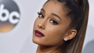 BEAUTY TREND: Vyměňte klasické odstíny rtů za metalické BEAUTY TREND: Vyměňte klasické odstíny rtů za metalické