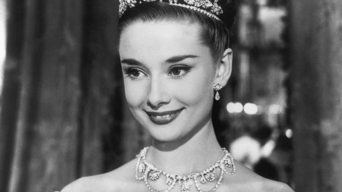 Audrey Hepburn v 60. letech se svým hustým rovným obočím.
