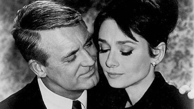 Aundrey Hepburnová s Cary Grantem ve filmu Šaráda (1963)

