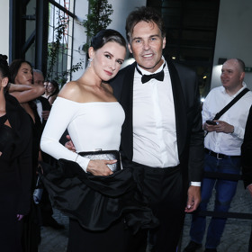 Jaromír Jágr přišel na finálový večer Miss v doprovodu partnerky Dominiky Branišové a společně zářili v příjemné černo-bílé kombinaci.