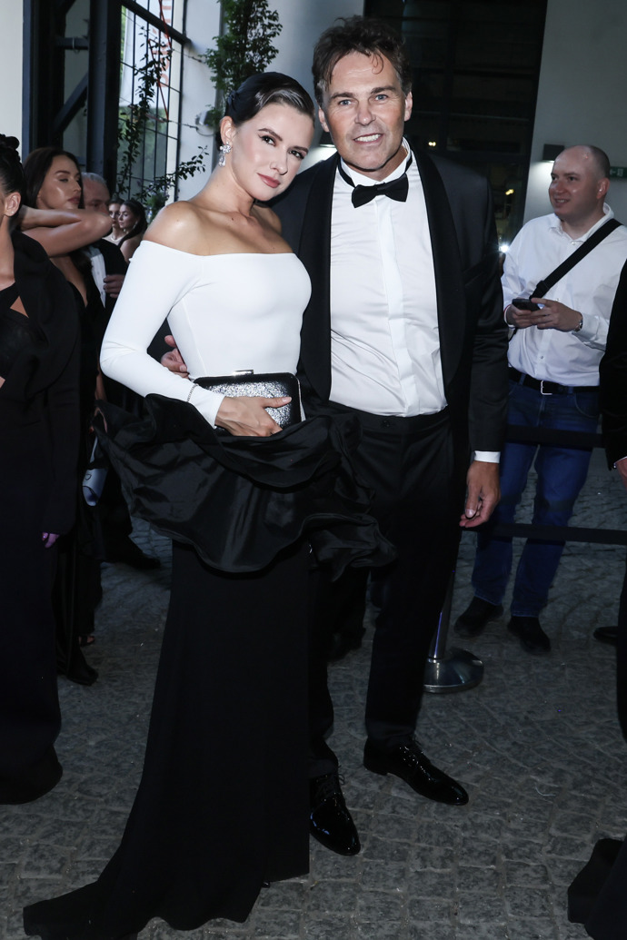 Jaromír Jágr přišel na finálový večer Miss v doprovodu partnerky Dominiky Branišové a společně zářili v příjemné černo-bílé kombinaci. 