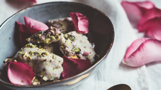 Recept: Zmrzlina s růžemi, kardamomem a pistáciemi