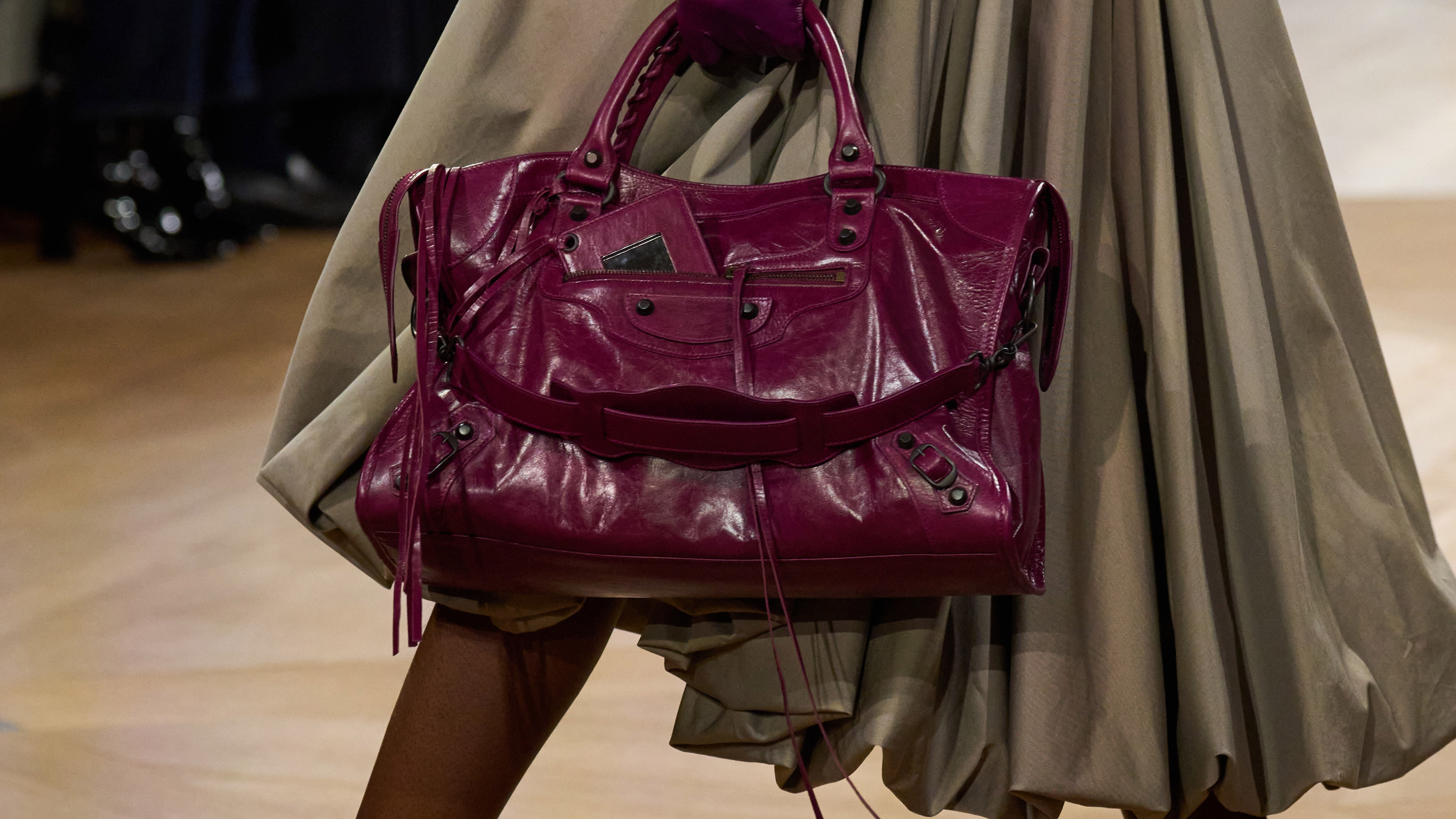 Model Le City značky Balenciaga je jednou z nejpopulárnějších kabelek současnosti.
