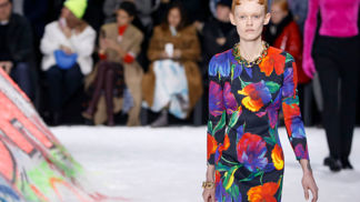 Balenciaga autumn/winter 2018
Graffiti, falešný sníh, neonové barvy a humanitární slogany
Balenciaga autumn/winter 2018
Graffiti, falešný sníh, neonové barvy a humanitární slogany
