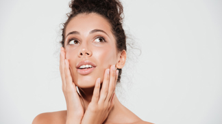 Produkt, bez kterého se váš make-up neobejde: Jak vybrat ten nejlepší, který rozzáří vaši pleť