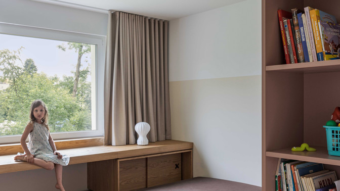 V Nidau vznikl byt, který překonává veškerá očekávání. Minimalistický interiér plný chytrých řešení, opticky propojené zóny a dechberoucí výhled na kanál Zihl tvoří dokonalé bydlení pro moderní rodinu.
