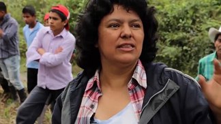 Berta Cáceresová vyrůstala v Hondurasu obklopená krajinou, která formovala její celoživotní boj. Už od mládí bylo jasné, že Berta Cáceresová nebude mlčet tam, kde ostatní ustupují.

