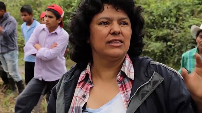 Berta Cáceresová vyrůstala v Hondurasu obklopená krajinou, která formovala její celoživotní boj. Už od mládí bylo jasné, že Berta Cáceresová nebude mlčet tam, kde ostatní ustupují.
