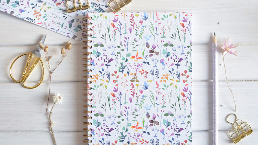 V nabídce Mankai Paper najdeme sešity, bloky, blahopřání, obálky, nálepky, tužky, washi pásky, milníkové kartičky, pexesa, balicí papíry a mnoho dalších produktů.
