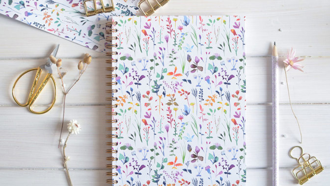 V nabídce Mankai Paper najdeme sešity, bloky, blahopřání, obálky, nálepky, tužky, washi pásky, milníkové kartičky, pexesa, balicí papíry a mnoho dalších produktů.
