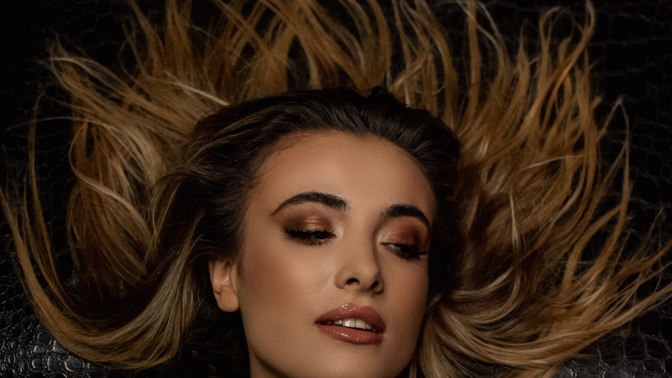 Vybledlá barva vlasů po létě? Oživte ji!