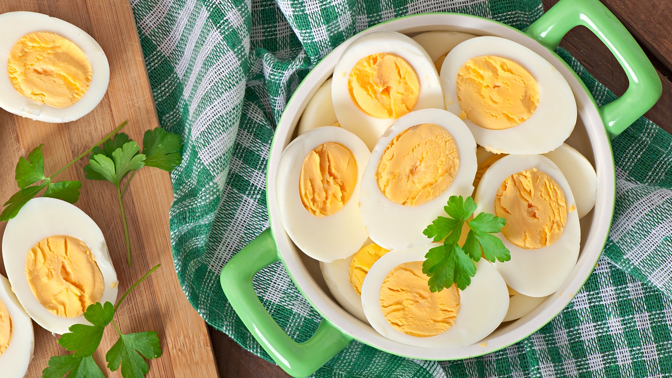 Pouhých 100 gramů vajec (což jsou asi 2 vejce velikosti M) prý stačí k tomu, abychom pokryli až třetinu doporučené denní potřeby vitaminu D.
