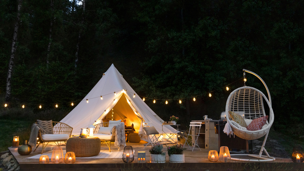 Chatu Tollendorf najdeme v osadě Rozhled u malebného městečka Jiřetín pod Jedlovou a celých 147 kroků od chaty je luxusní glamping, který je ztělesněním pohody.
Chatu Tollendorf najdeme v osadě Rozhled u malebného městečka Jiřetín pod Jedlovou a celých 147 kroků od chaty je luxusní glamping, který je ztělesněním pohody.