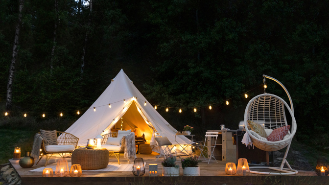 Chatu Tollendorf najdeme v osadě Rozhled u malebného městečka Jiřetín pod Jedlovou a celých 147 kroků od chaty je luxusní glamping, který je ztělesněním pohody.
