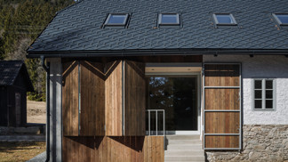 Zchátralá vesnická stavba proměněná v nadčasový domov: Renovace chalupy z konce 19. století na Šumavě je dechberoucí Zchátralá vesnická stavba proměněná v nadčasový domov: Renovace chalupy z konce 19. století na Šumavě je dechberoucí