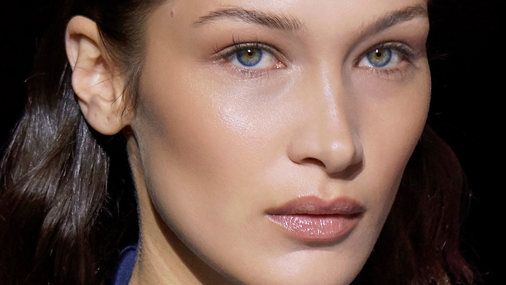 Úzké obočí Bella Hadid
Úzké obočí Bella Hadid