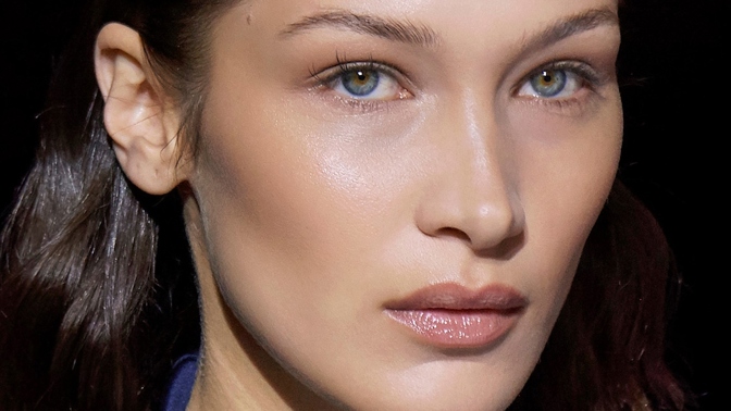Úzké obočí Bella Hadid
